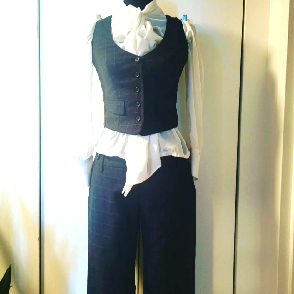 Guess crop pants sz 29 and vest sz M plaid set